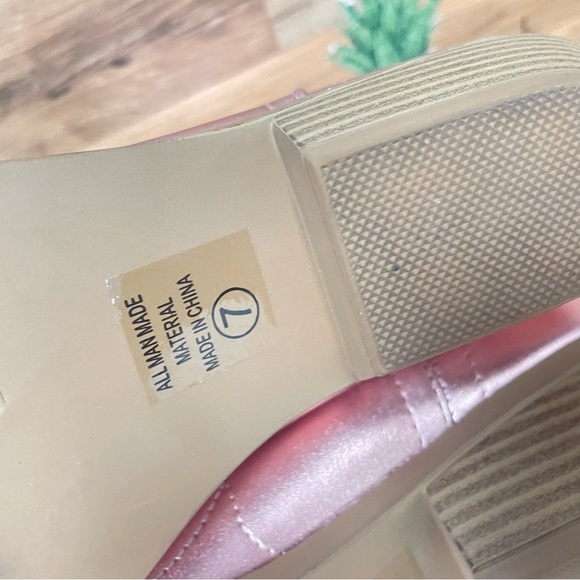 Soda “BLAZING” Western Ankle Boots Stitched Pointed Toe Low Heel Metallic Pink 7 - Picture 8 of 9